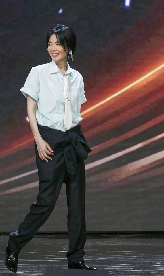 王菲裤头像衬衫，都48岁了像个小姑娘似的，谢霆锋你怎么看?