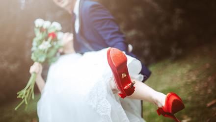  绸缪：婚礼行业正复苏：哭鼻子的新娘又开始筹备结婚，不少商家正绸缪打折获客……