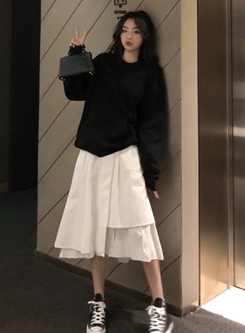  「设计是很」女生别傻乎乎整天穿裤子了，仙女都爱搭“过膝裙”，显瘦还时髦