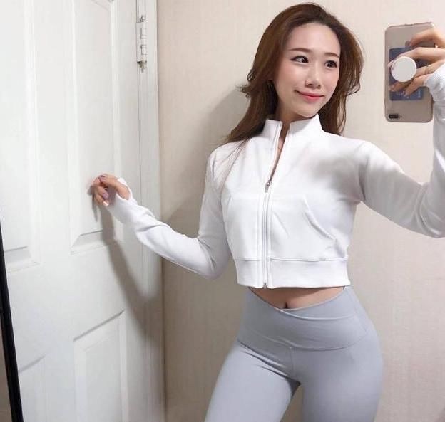 身材曼妙的小姐姐搭配紧身打底裤，清新甜美，魅力十足！