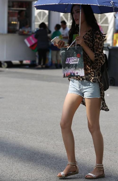 路人街拍：闺蜜一起上街，当然要开心地笑，小姐姐的锁骨都很性感