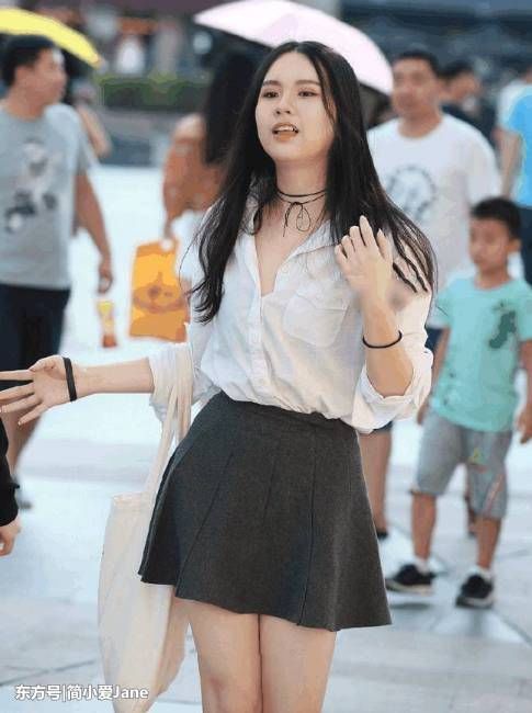 街拍:美女身穿白色半透衬衫，非常的稚嫩可爱!