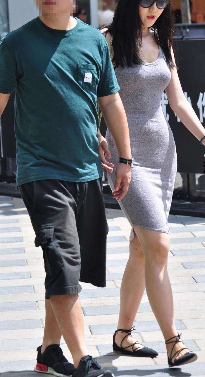 街拍: 紧身包臀裙的小姐姐, 是被撑破的吗?