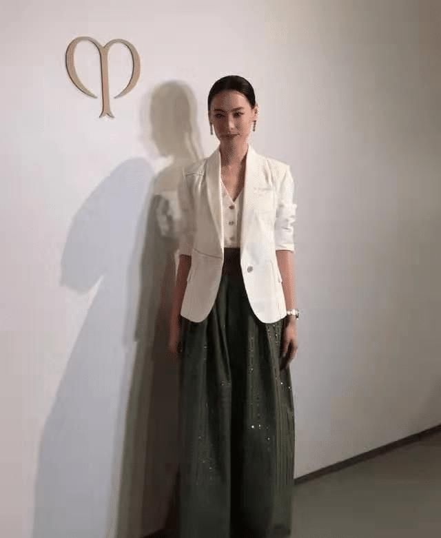 #装配#31岁梁洛施单身后更有气质,白色西装配墨绿色半裙,美得高级精致