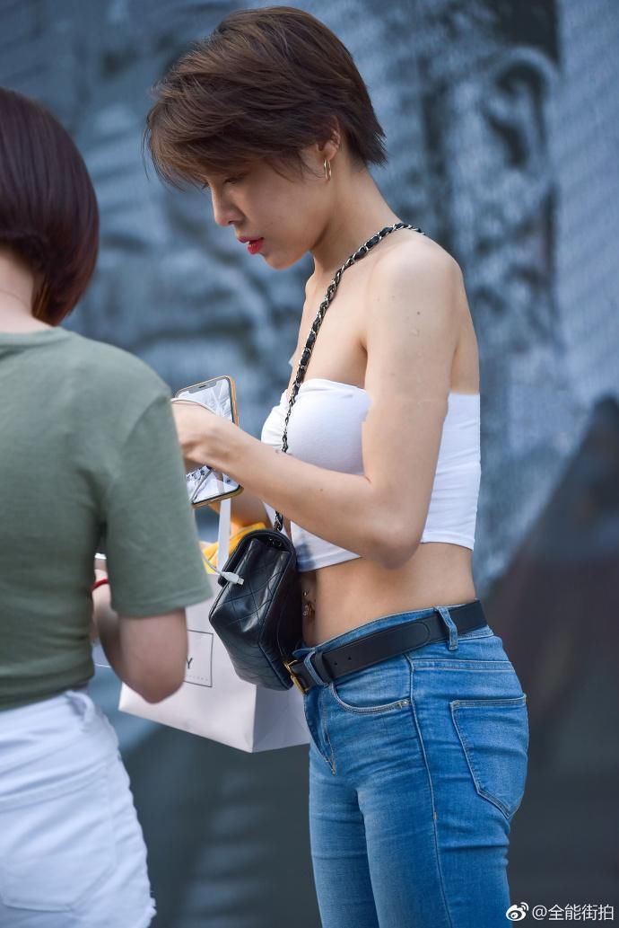 路人街拍:性感裹胸紧身牛仔裤，短发美女
