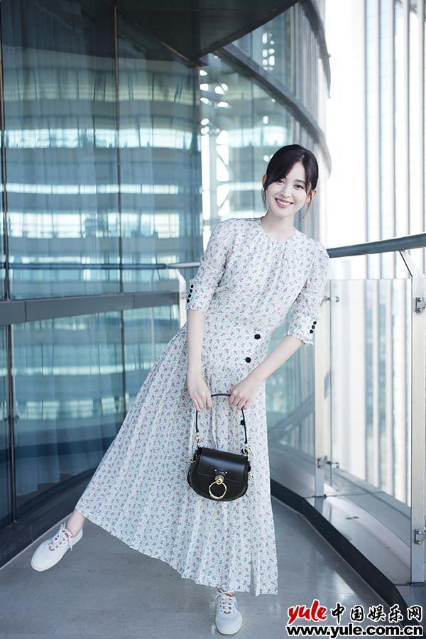 娜扎夏日香草系街拍曝光 灵魂旋舞现鬼马少女力