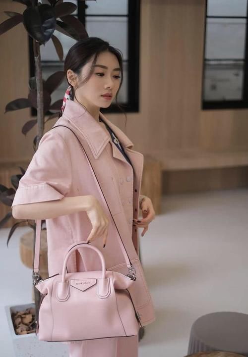  高调@程晓玥穿一身名牌凹造型，换了发型气质都变得不一样，美得太高调