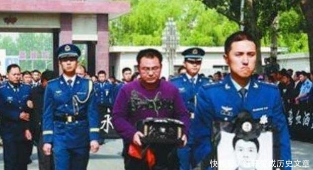 生死瞬间！28岁飞行员1.1秒救4000人壮烈牺牲，追悼会上补办婚礼