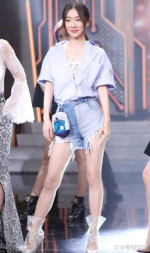 霍思燕只不过是穿了“裆部撞色”的短裤，却直接抢了高跟鞋镜头