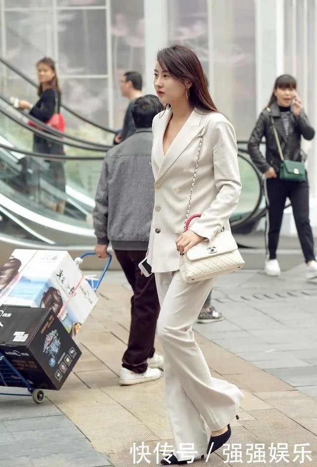 甜美小姐姐深V职业装大秀事业线，阔腿裤增显窈窕纤瘦的身材曲线