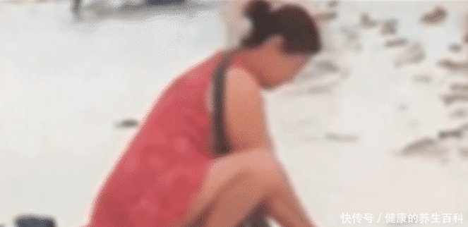 大妈国外旅游又闯祸，沙滩中埋尿布，致景区关闭48小时检查水质