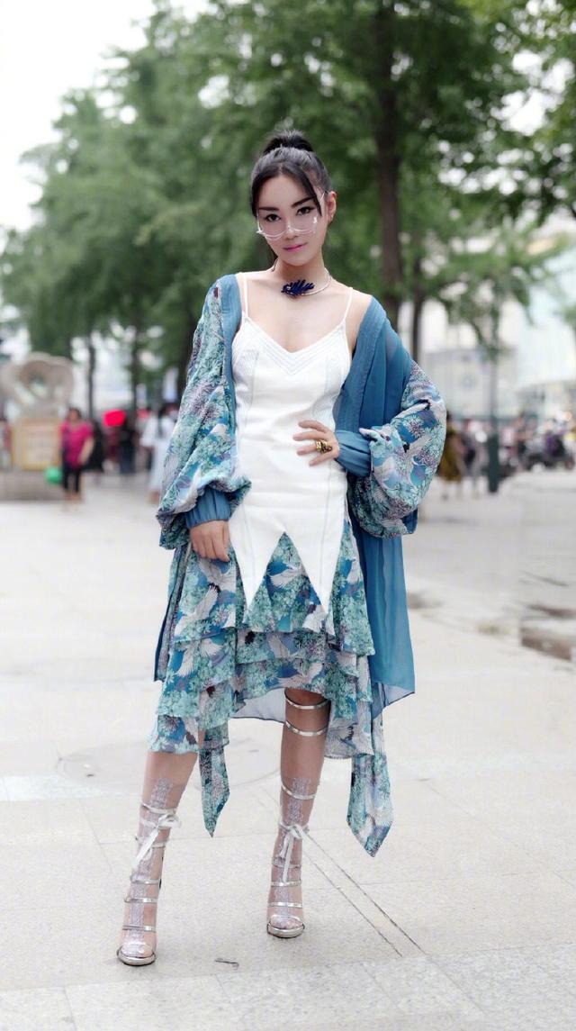 街拍：小姐姐青春温柔打扮清凉，让人看了心醉！