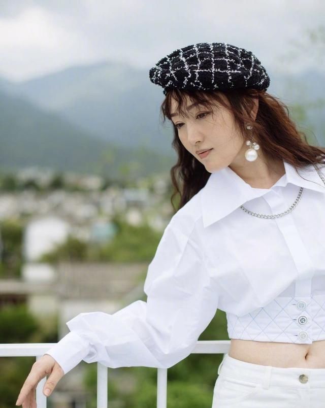 「得非常的好看」48岁杨钰莹遇上49岁俞飞鸿，才知道真嫩和装嫩的差距有多大！