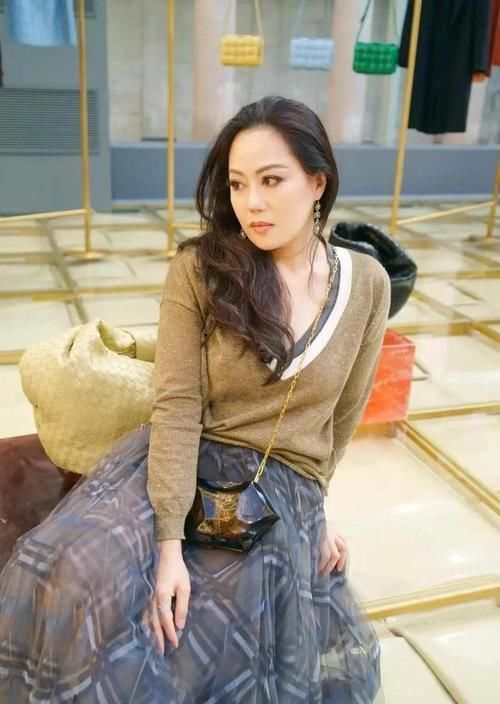  #名媛#章小蕙“名媛”气质不是吹的，深V针织衫配薄纱半身裙，哪像56岁