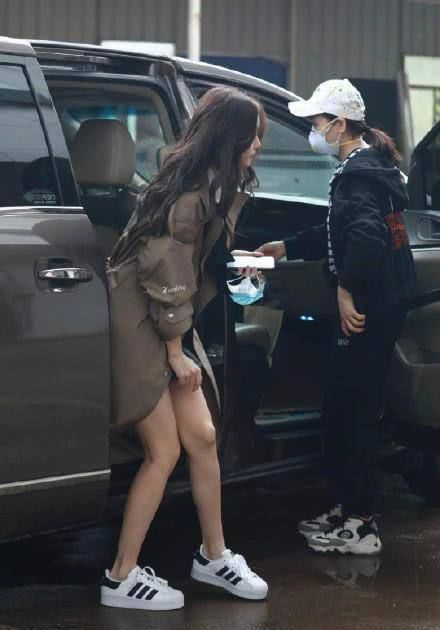  [适合身材]Angelababy复工照曝光，大长发淡妆身材依旧，口罩怎么没戴好？