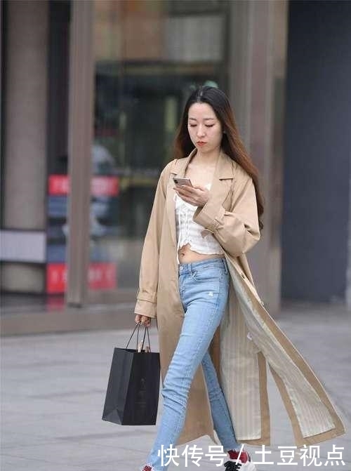  「美女」街拍喜欢健身的美女,瑜伽裤搭配一件米色卫衣,身材好气质佳！