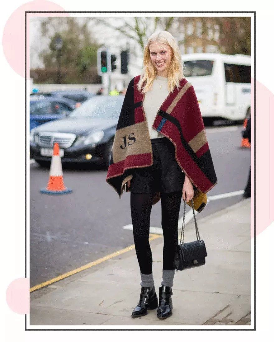 露脚踝过时了?今年秋天露袜子才是真时髦!