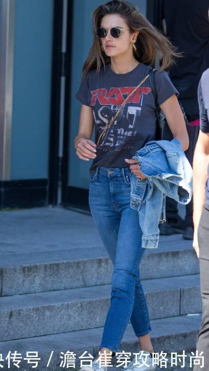 超模身材就的是好,比游泳衣还紧衣服都能穿出效果,网友:羡慕!