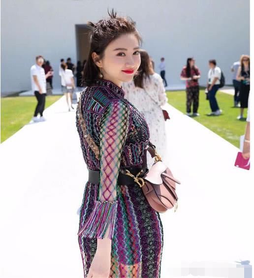 景甜出席活动让人大开眼界，前凸后翘秀身材，网友:下半身亮了!