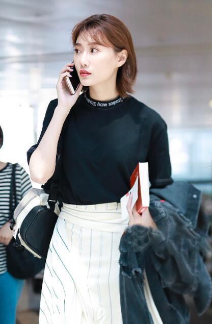 34岁李斯羽长裙配平底鞋，却是长腿既视感！网友：还好没穿高跟鞋