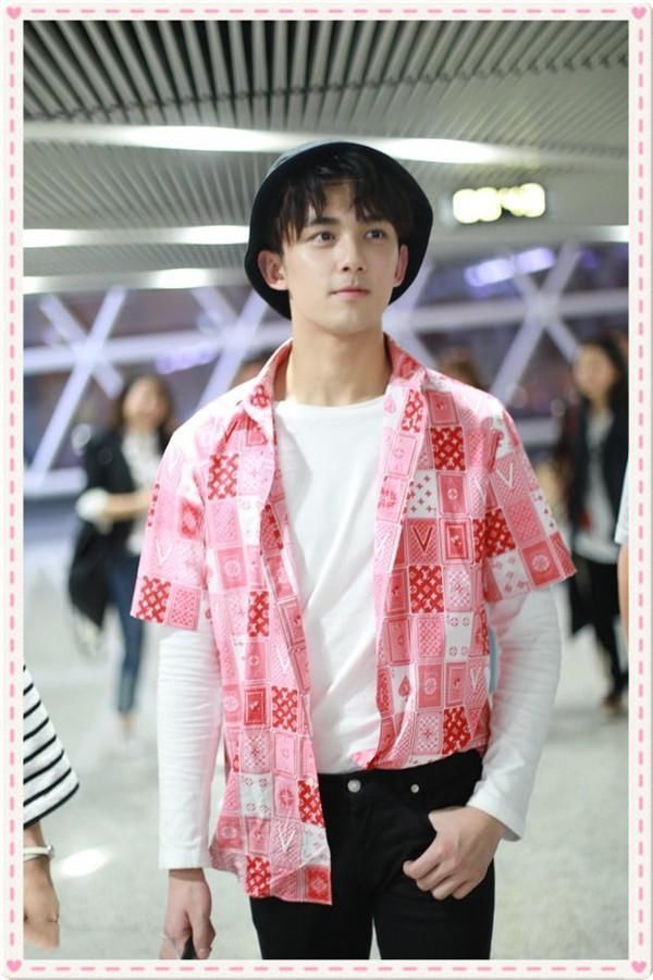 佩服井柏然!29岁穿粉衬衫竟比18岁吴磊还嫩,网友:真替倪妮可惜