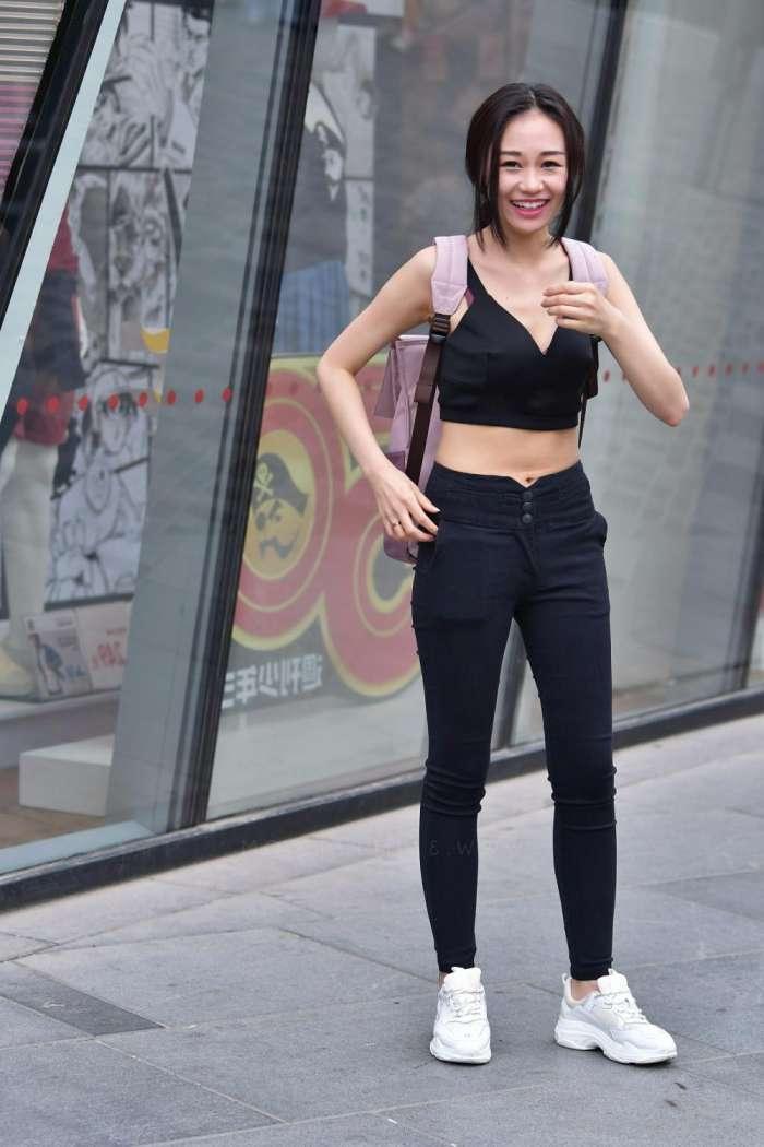 气质小姐姐黑色紧身裤大秀运动好身材, 回眸一笑, 看呆来往路人