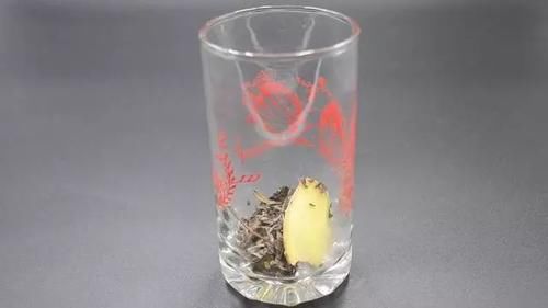  治疗感冒：茶叶水里加几片生姜，作用真强大，喝一次能省几百元，早学早受益