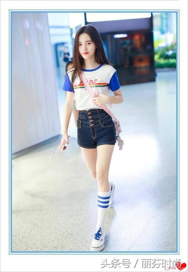 网友晒鞠婧祎机场照，彩虹T恤超美，下身搭配却暴露“真实身高”