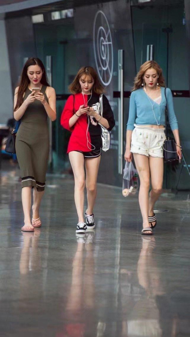 街拍:紧身衣加热裤，才能突显美女们的气质和身材