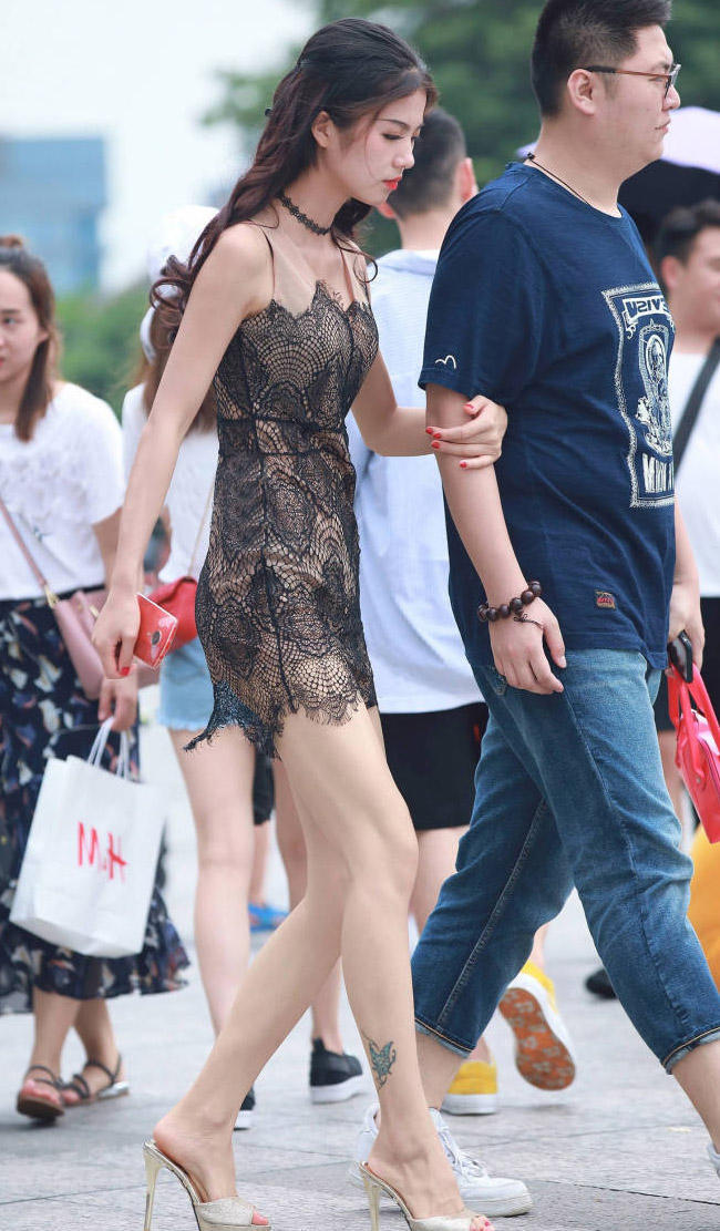 气质小姐姐肉色连衣裙尽显迷人曲线，千娇百媚的身姿很是吸睛，网