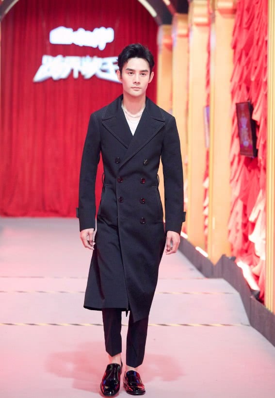 “番茄炒蛋”穿搭太火热，连王凯都忍不住穿上身，真是紧追潮流！