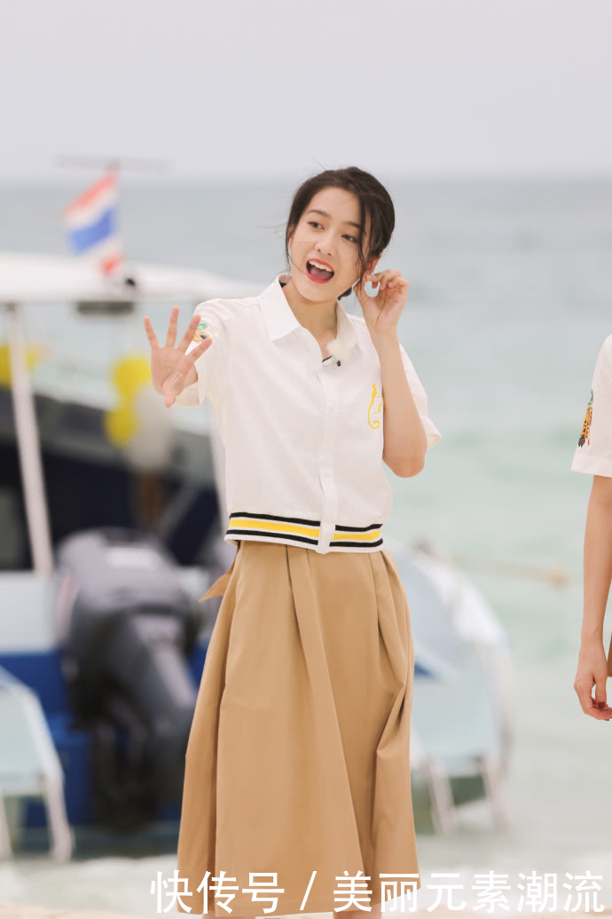 张雪迎黑白搭配现机场，一条裤子穿出小短腿，竟还勒出三角区！