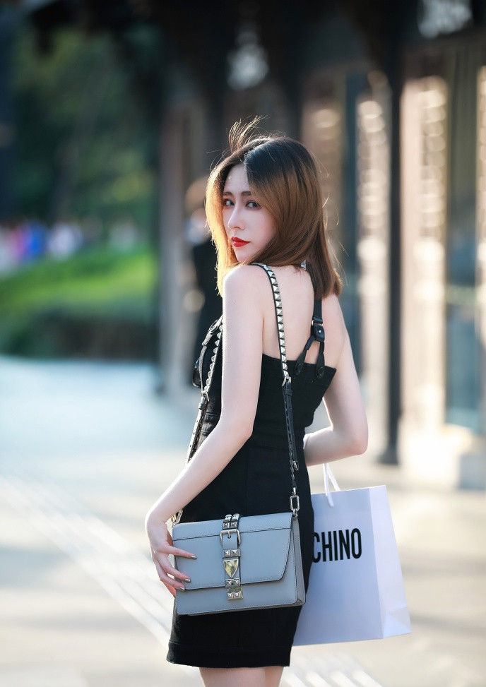 成都街拍，自信的魅力与高颜值相呼应，秀出不一样的美!