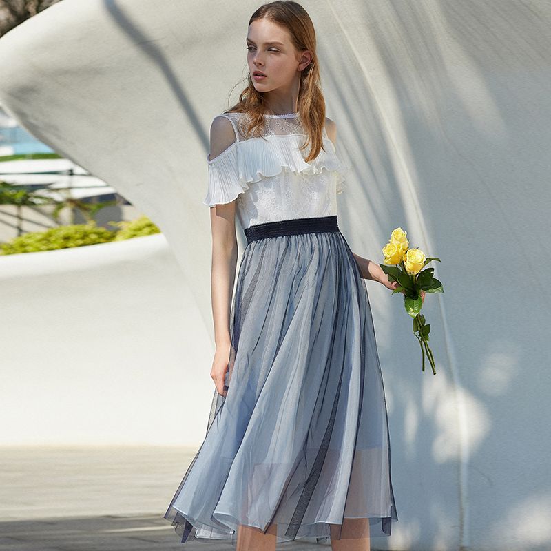 街拍朦胧中透着性感，网纱连衣裙太美太迷人