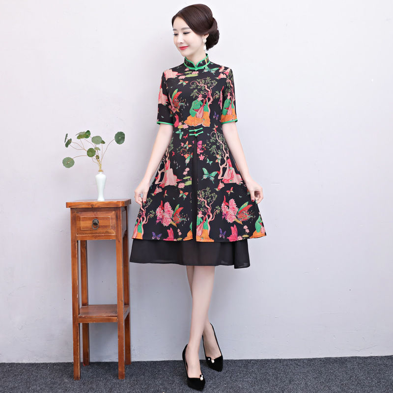 有一种美叫“旗袍”，立秋已到，42岁老婆穿旗袍，简直美若天仙