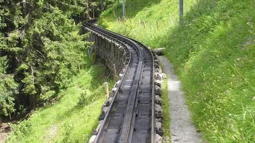 世界上最陡峭的铁路,车身的一半在悬崖外,游客都怕掉下去!