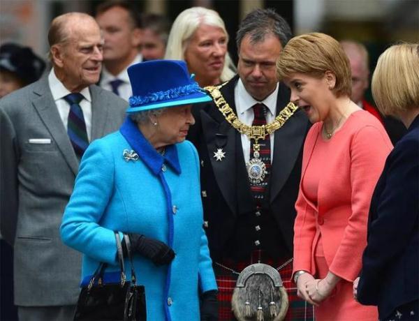 92岁英女王提倡节俭！独自出门赶火车，省下皇家列车5万英镑