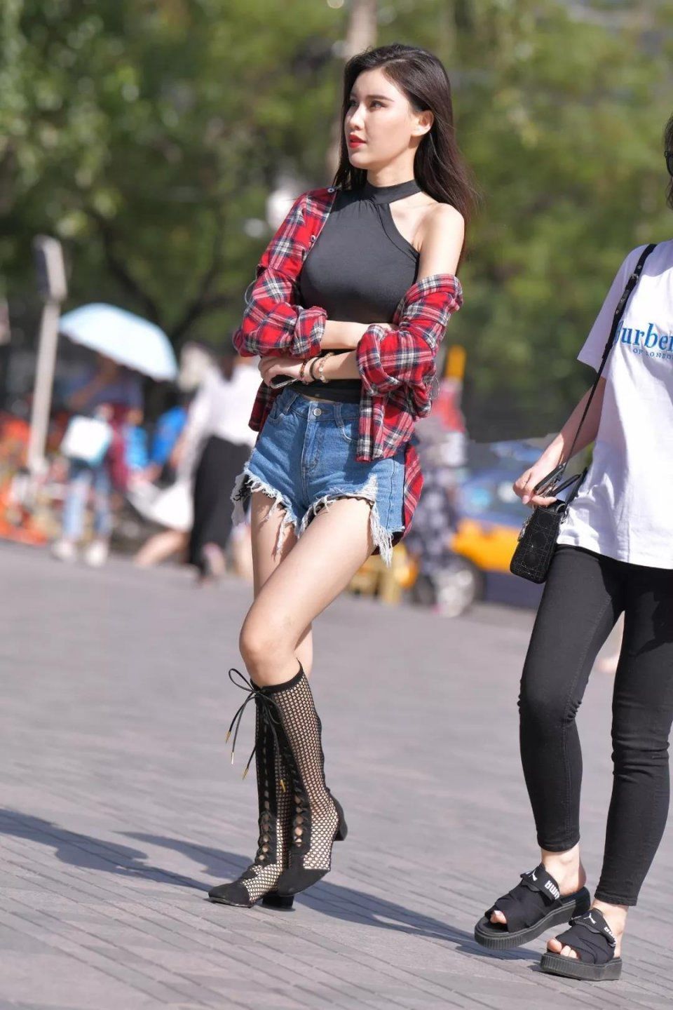 街拍美女：两位穿着时尚的漂亮小姐姐