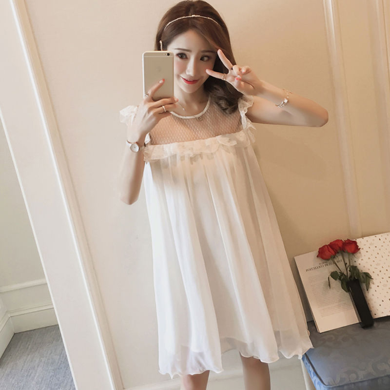 蕾丝花边的裙子更显女性魅力，就算是宝妈穿着也会很优雅