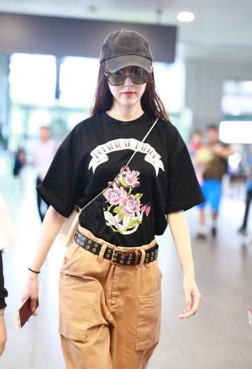 唐嫣这是又瘦了？皮带都勒不紧裤子了，感觉再走两步就要掉了！