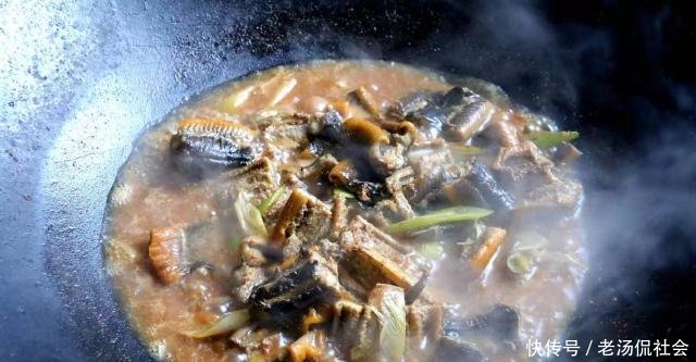  「炖汤」黄鳝滋补，不炖汤试试这样烧，蒜香浓郁肉质鲜，一下做5条不够吃！