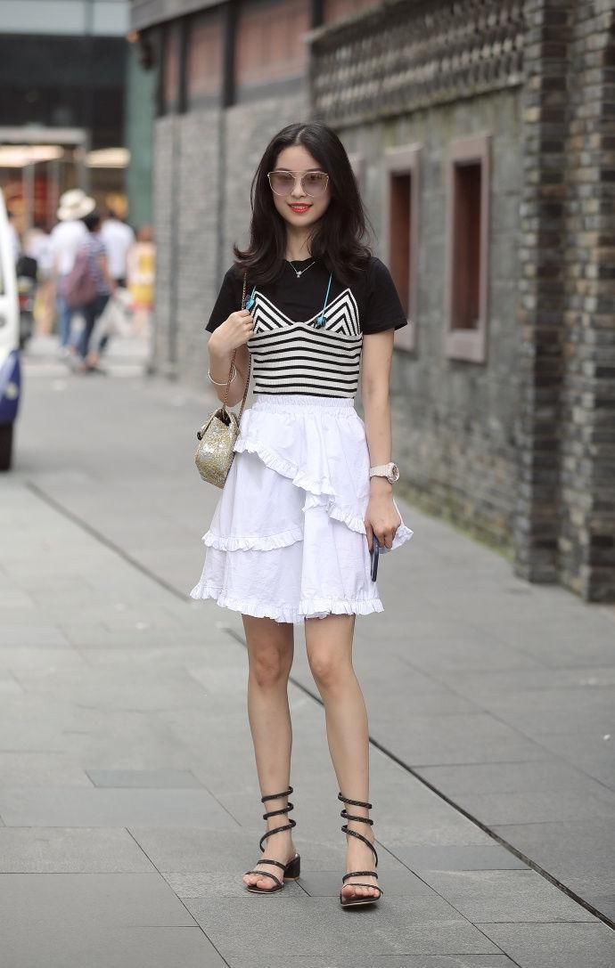 街拍 美女拥有比例完美的长腿 蛇皮纹短裙 让姐姐时尚感十足!