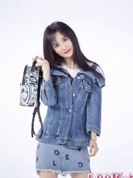 杨幂穿回18岁,皮裙外面套个牛仔裙,网友:她的时尚真难懂!