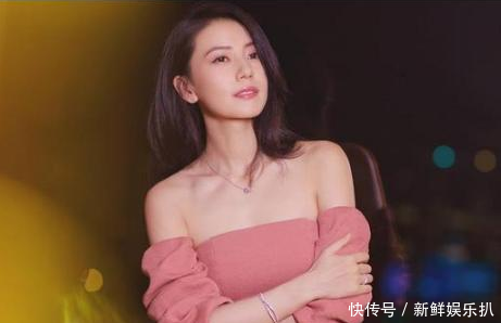 看了高圆圆穿露肩裙，再看看袁泉，终于知道夏雨为啥要吃回头草了