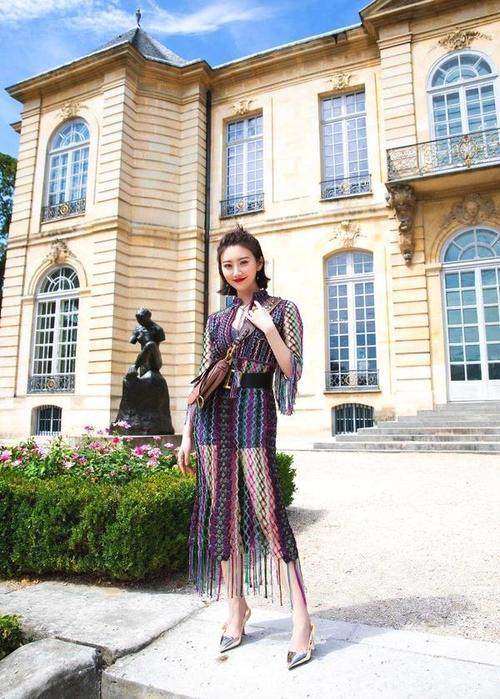 景甜穿运动包臀裙露出半截安全裤，这时尚真的有点难懂！