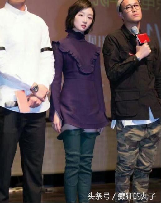 周冬雨身穿紫色长裙再现“飞机场”，网友：没看点就不要穿了