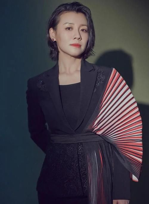  『气质』“德华”终于打扮！一袭黑色国风裙华丽大气，虽显胖但气质真好