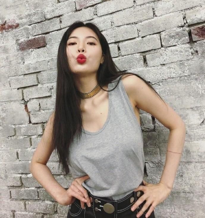 泫雅最新晒照嘟唇撩人 紧身热裤大秀长腿翘臀