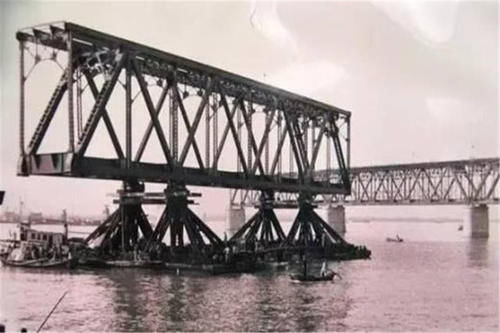  唯一@中国唯一自带炸药的桥梁，70年过去了，仍旧可以重用