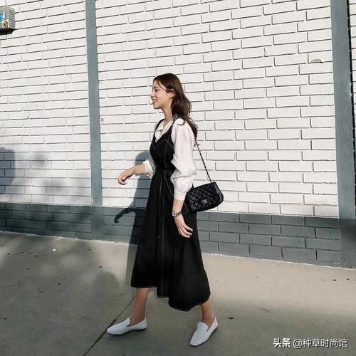 『 反差感』+ 裙子”才是今春王炸穿搭，扔掉高跟鞋！“平底鞋